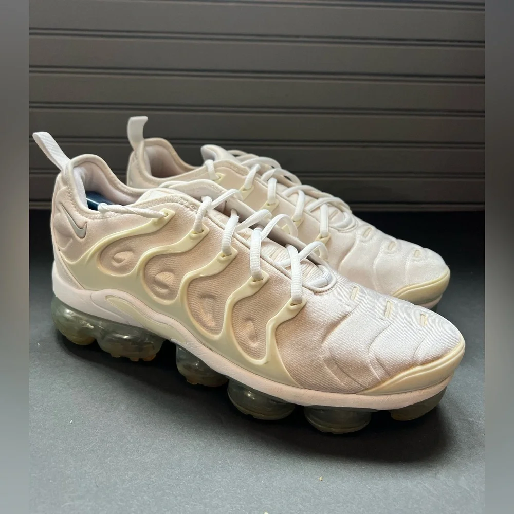 NIKE AIR VAPORMAX PLUS SHOES SIZE. 9.5 TRIPLE WHITE PLATINUM SNEAKERS